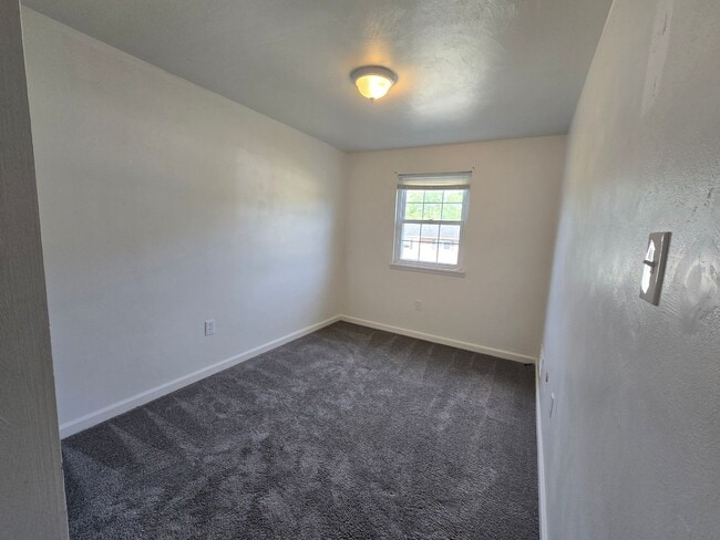 Building Photo - 3 Bedroom Townhouse in Hempfield School Di...