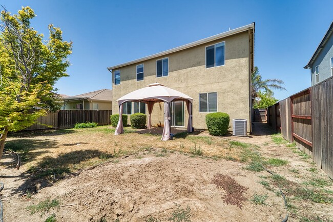 Building Photo - Spacious 4-Bedroom Home with Den – North Y...