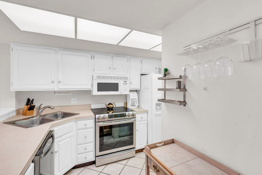 Building Photo - 600 Neapolitan Way