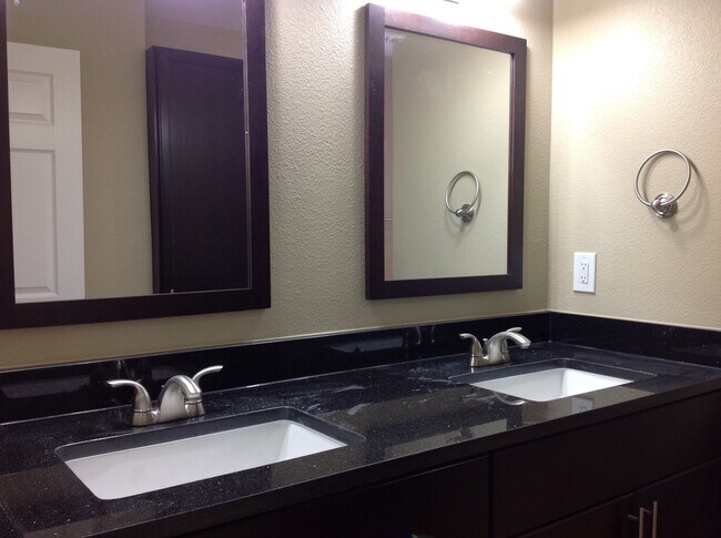 Building Photo - Gorgeous Remodel - North Austin Home!