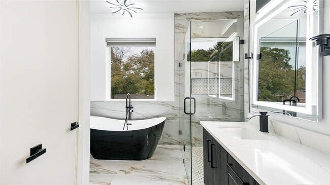 Building Photo - 2318 Arroyo Ave