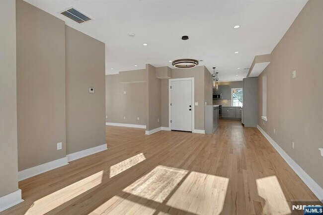 Building Photo - 49 Park Ave