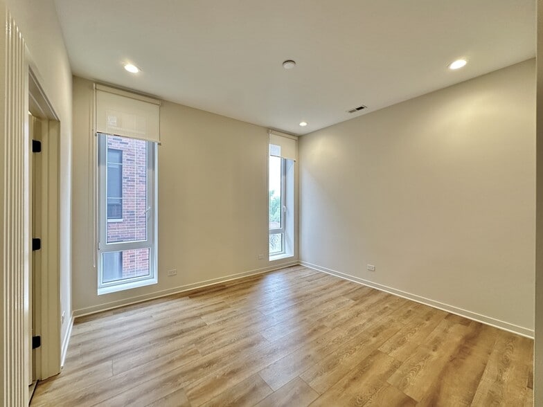 Building Photo - 6340 W Belmont Ave
