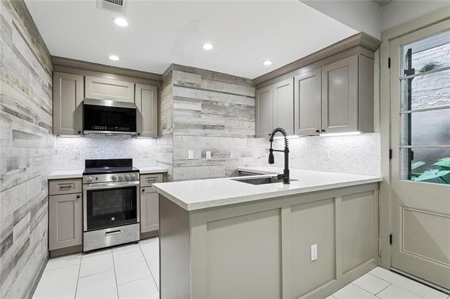 Building Photo - 525 Dumaine St