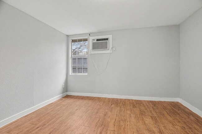 Building Photo - Affordable spacious 3bed/1bath unit!