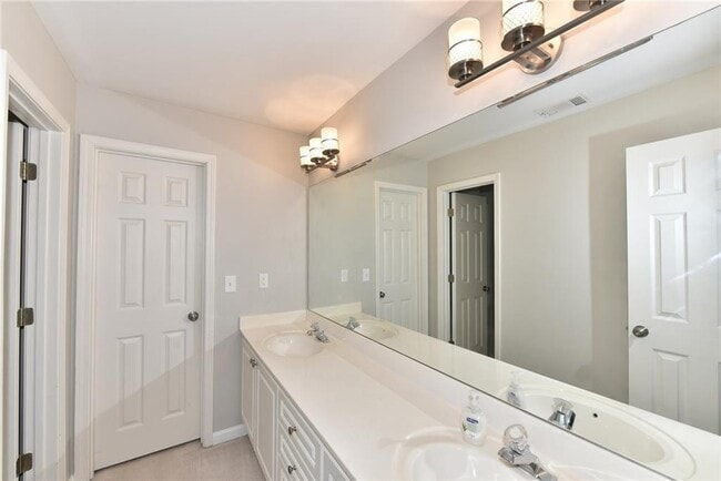Building Photo - 735 Apsley Way
