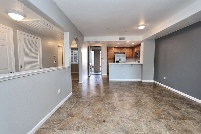 Building Photo - Beautiful Condo in Gated Community for Rent!