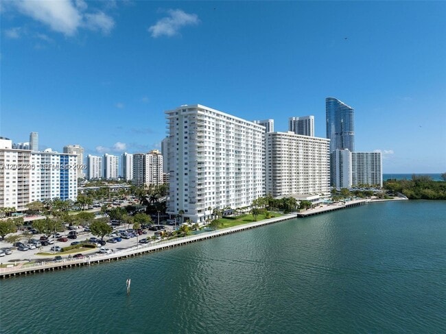 Building Photo - 500 Bayview Dr