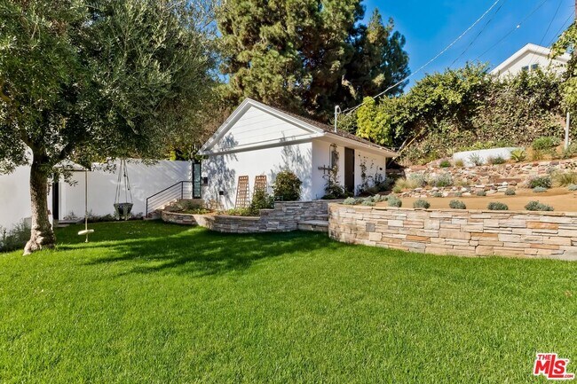 Building Photo - 2400 Glendower Ave