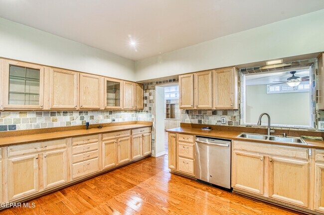 Building Photo - 1701 Elm St