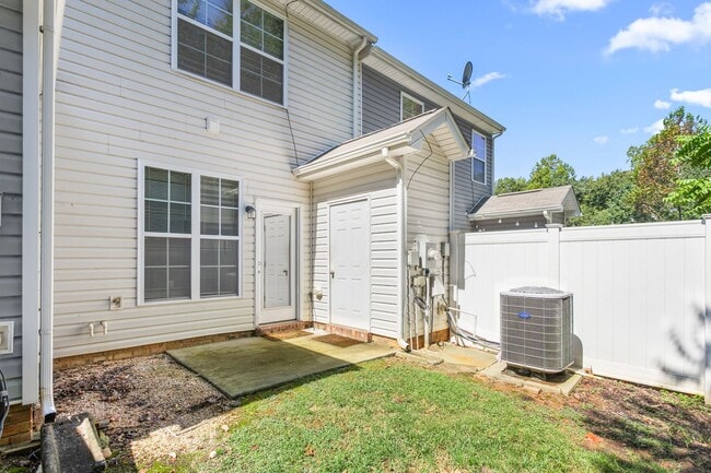 Building Photo - **Charming 2/2.5 Burlington Townhome**