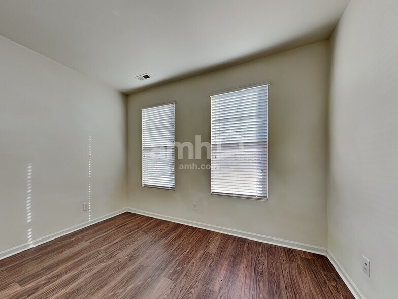 Building Photo - 4483 Middletown Dr