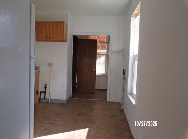 Building Photo - 814 E Main St