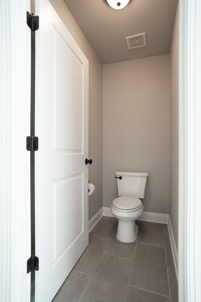 Building Photo - 657 Tree Top Trl