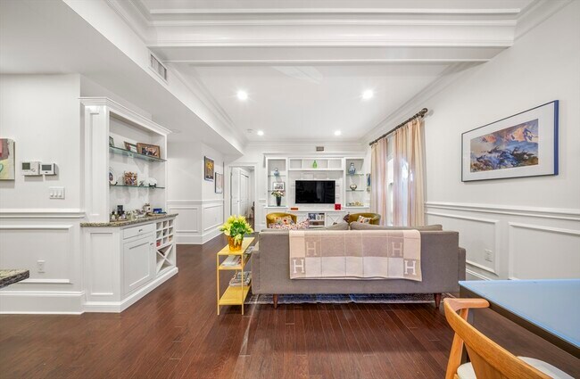 Building Photo - 616 E 4th St