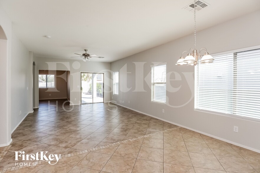 Building Photo - 1210 W Vineyard Plains Dr