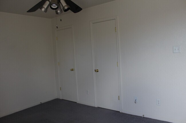 Building Photo - 406 Primrose Dr