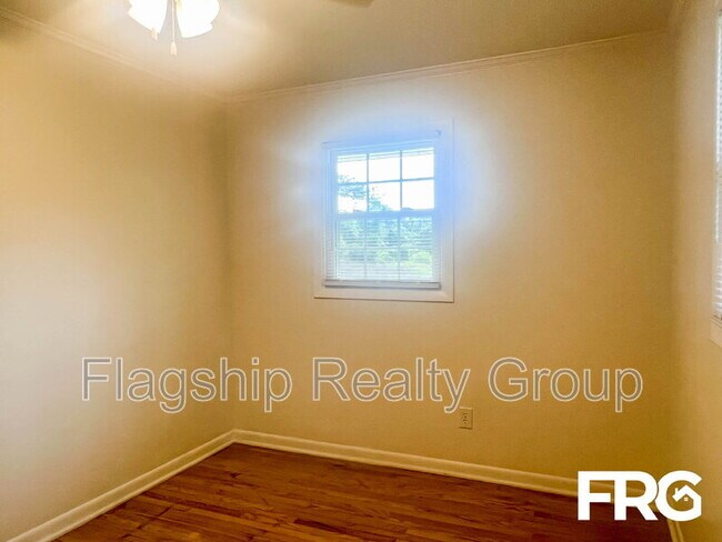 Building Photo - 466 Circle Dr