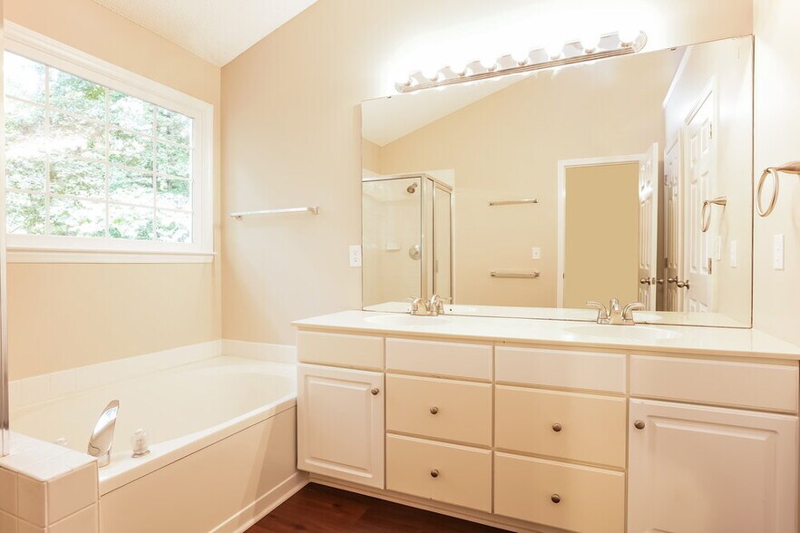 Building Photo - 4936 Bivens Dr