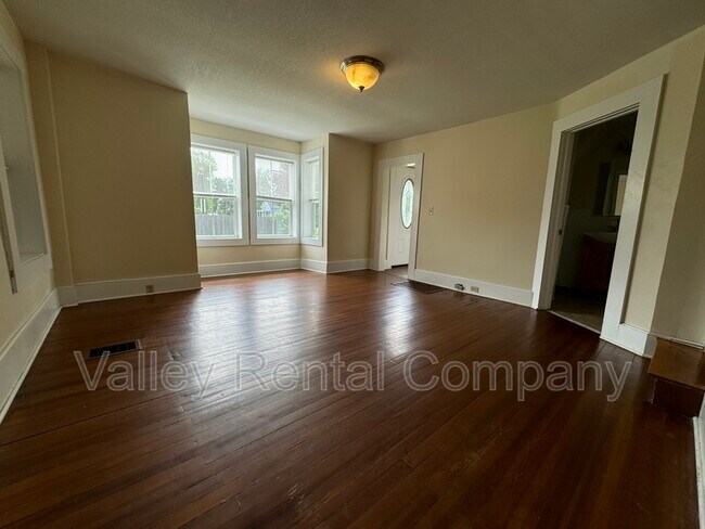 Building Photo - 28 School St