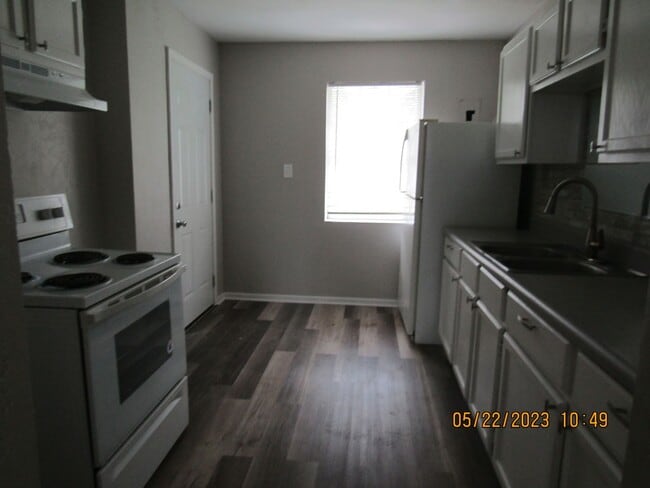 Building Photo - Very Nice Remodeled Duplex Home! No Pet Home!