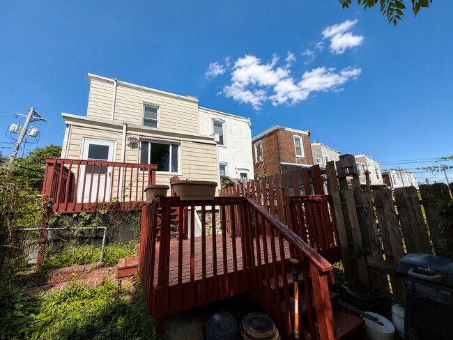 Building Photo - Charming Manayunk Rowhome with Private Yard & Front Porch Near Main Street