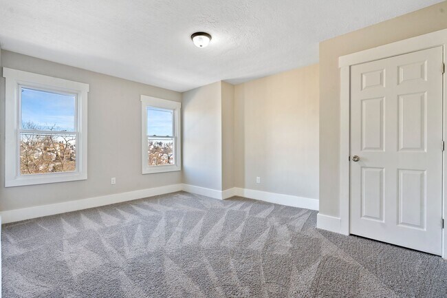 Building Photo - Completely Renovated 3 Bed/1 Bath Home - C...