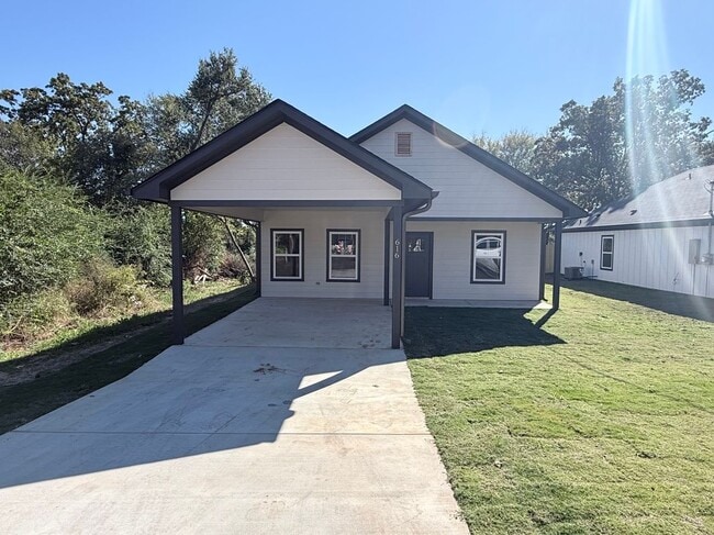 Building Photo - 616 Oak St