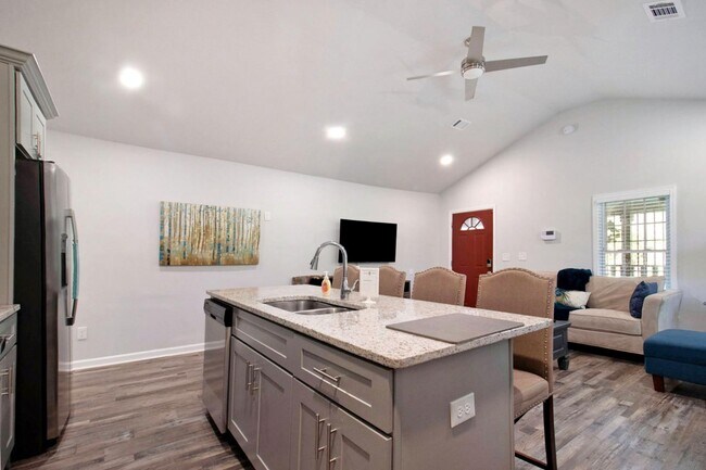 Building Photo - 213 Claire Dr SE