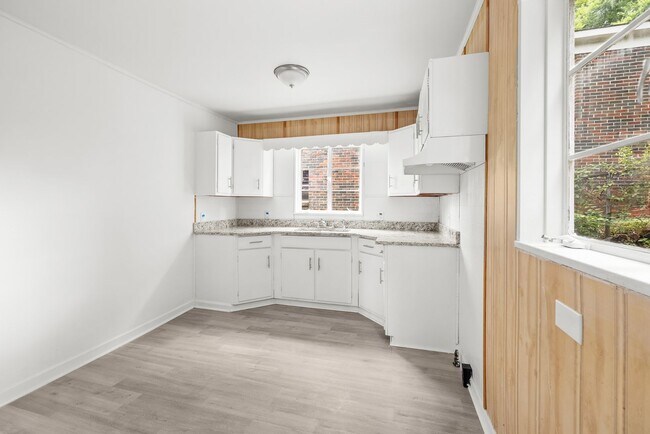 Building Photo - Charming 4 Bedroom, 2 Bathroom house
