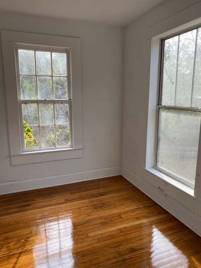 Building Photo - 3 Bed / 2 Bath 1,174 sqft