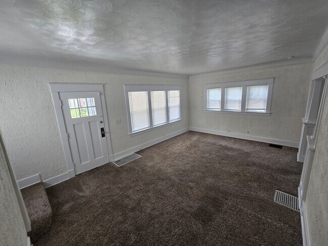 Building Photo - 3 Bedroom House