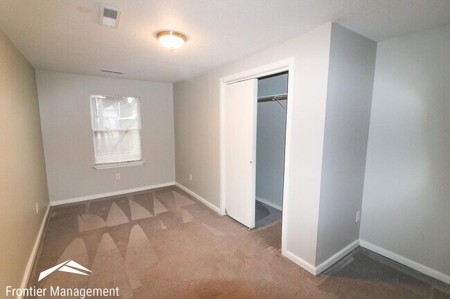 Building Photo - Comfortable 3 bedroom house located in quiet part of Manhattan