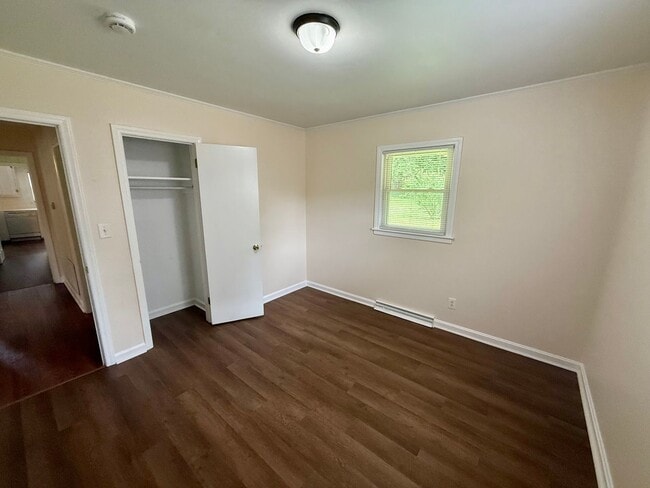 Building Photo - Three bedroom, 1 bath house in Burlington
