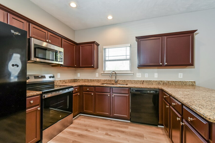 Building Photo - 6465 Paddington Way