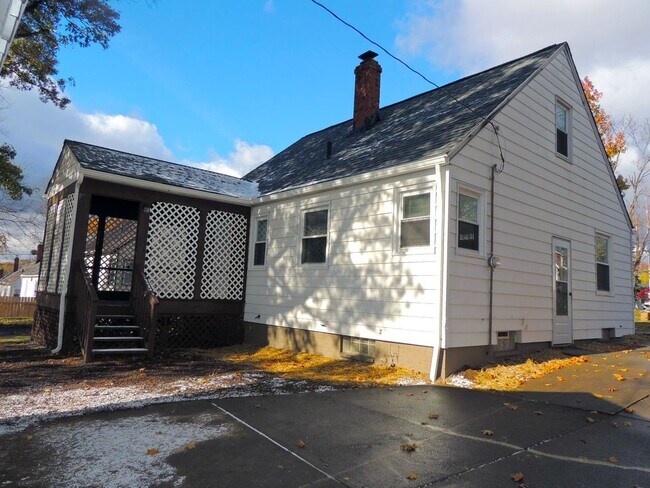 Building Photo - 106 Cowles Ave