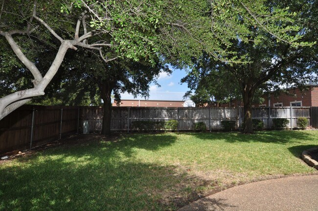 Building Photo - COMING SOON! Stunning 4-2-2 in Ft. Worth –...