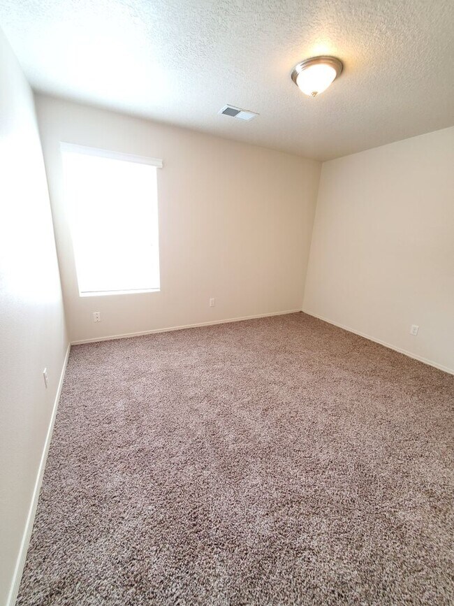 Building Photo - 3 bed 2 bath 1800 sq ft in Huning Ranch!