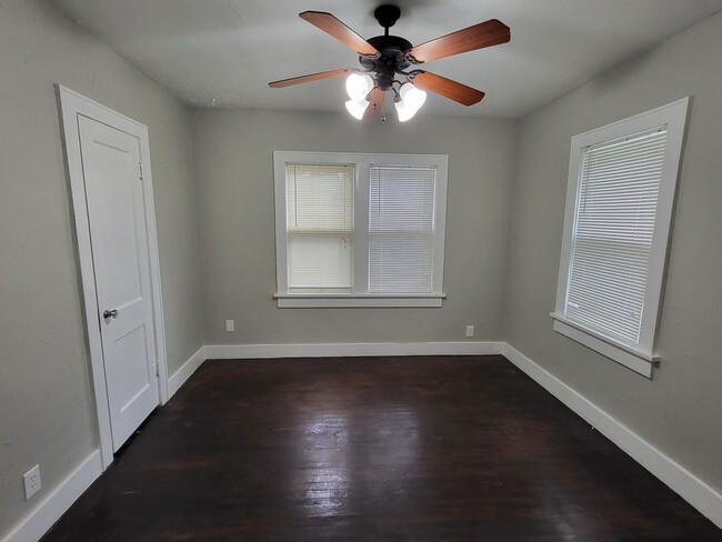 Building Photo - Cute 2 bedroom, 1 bathroom house located n...