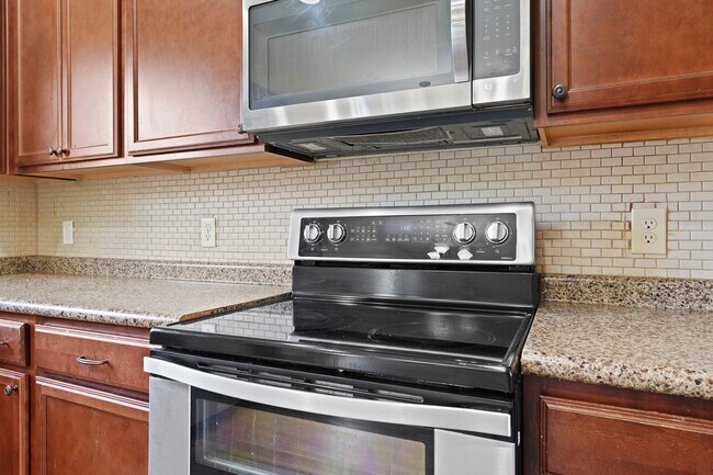 Building Photo - 966 Mustang Ln NE