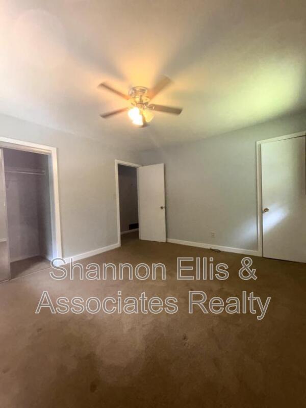 Building Photo - 1255 Angelia Dr SW