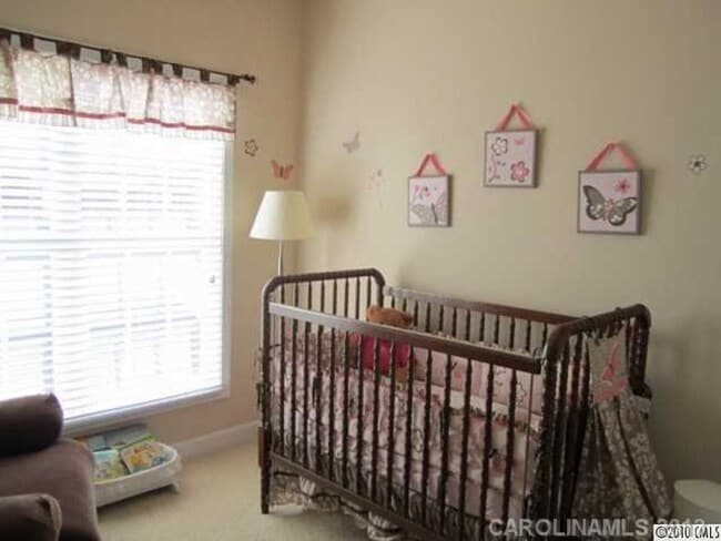 Building Photo - 3BR End Unit Townhome in Summers Walk