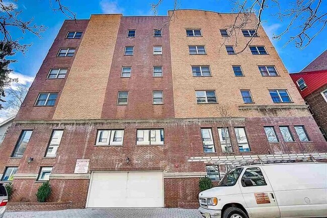 Building Photo - 135 38th St