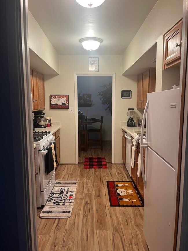 Building Photo - Lovely 2 Bedroom and 2 Bathroom Condo!