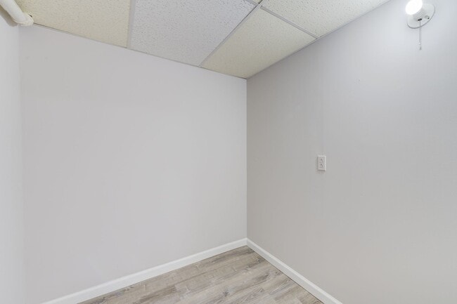 Building Photo - 3 bedroom 2 bath house with attached garage.