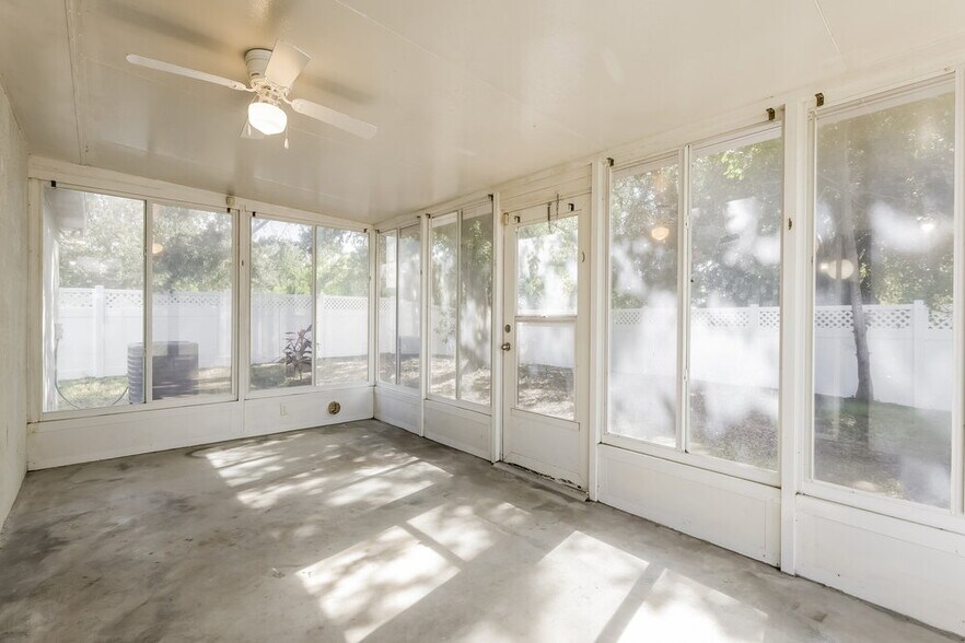 Building Photo - 927 Brenton Leaf Dr