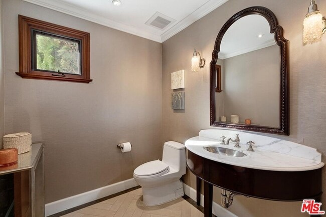 Building Photo - 2134 La Mesa Dr