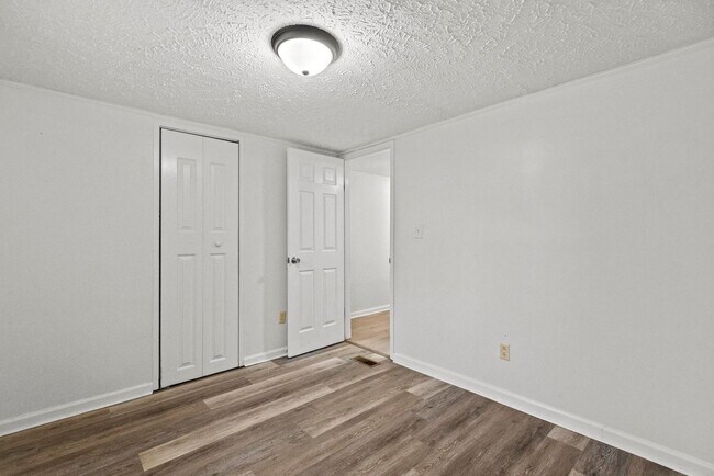 Building Photo - 3 bedroom Available Now!