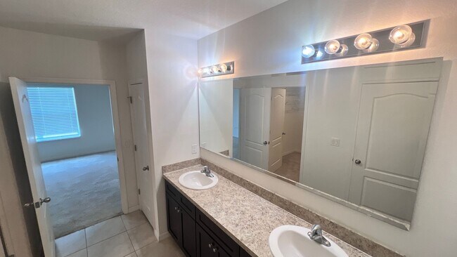 Building Photo - Beautiful 3 Bedroom, 2 Bathroom Home near ...