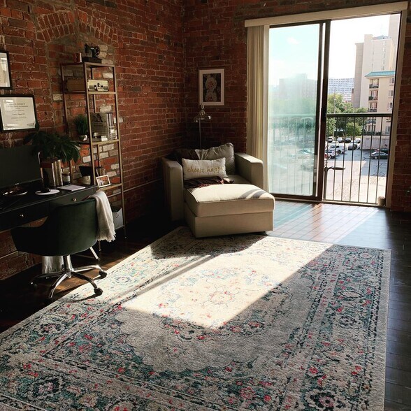 Lots of natural light - 432 E. Rich St